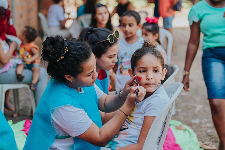 girls getting face paint