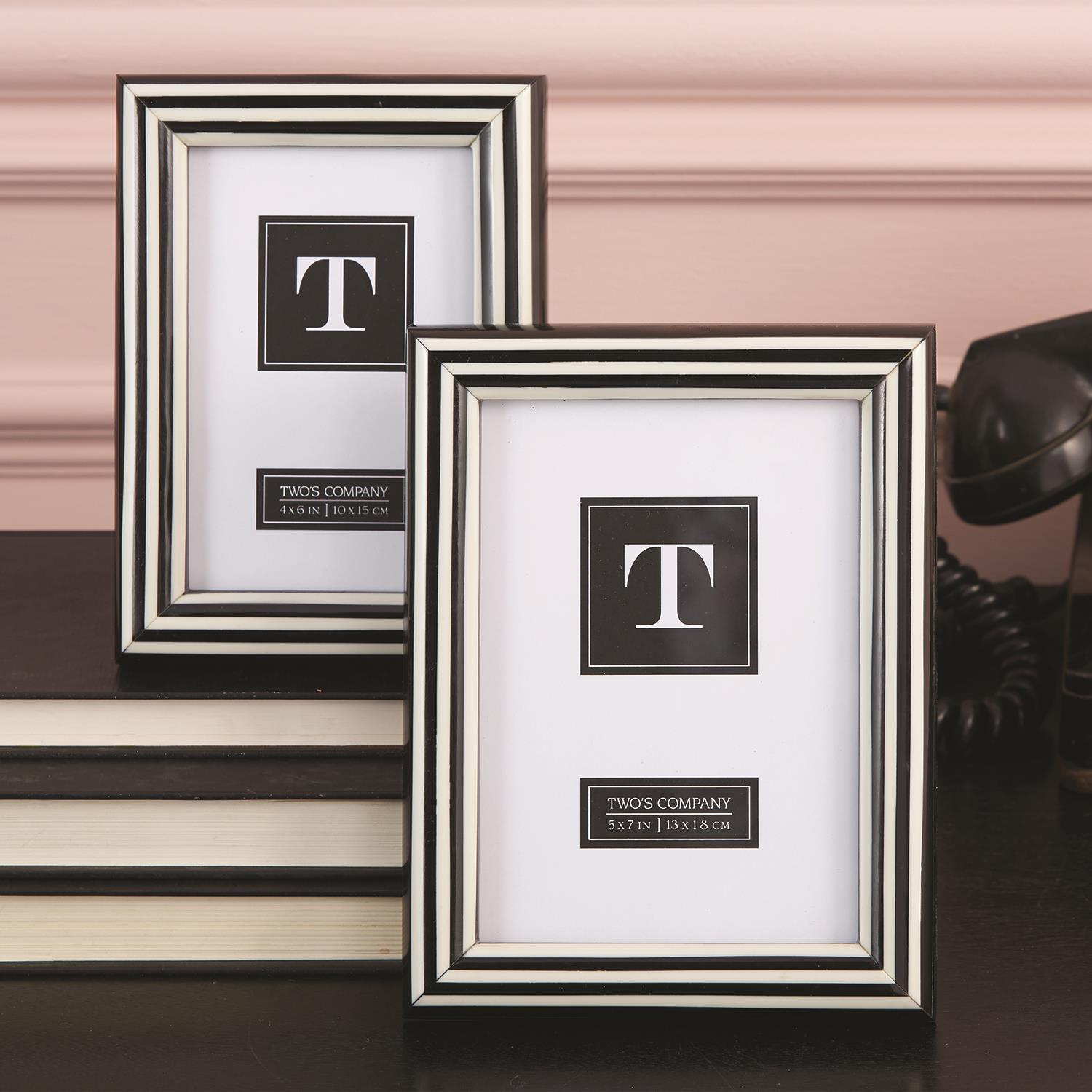 S/2 Black White Frame Incl 4