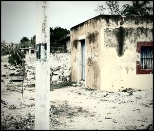 "Un Poste y in Edificio" by Rob Whitcomb