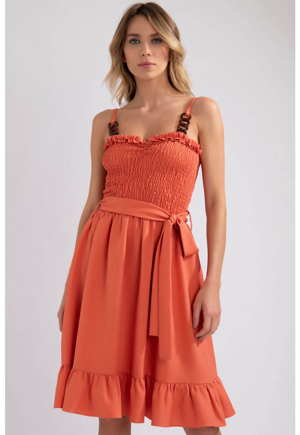 vestido com alça de corrente