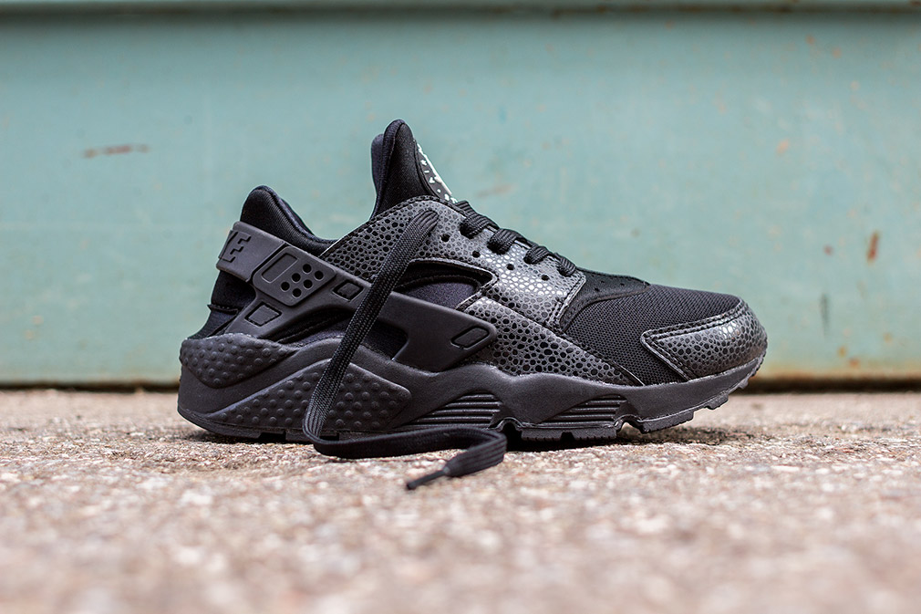 nike huarache le blackout