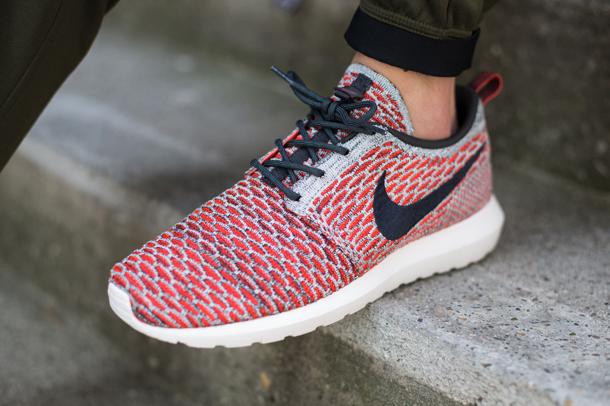 roshe run red and grey