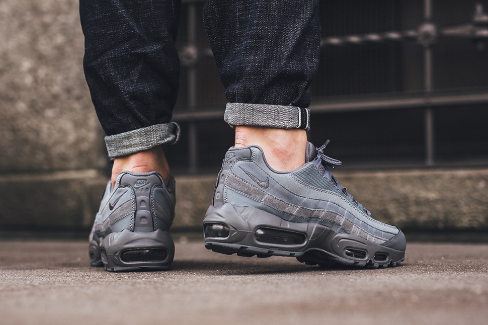 nike air max 95 all black on feet nike air max 95 all black on feet