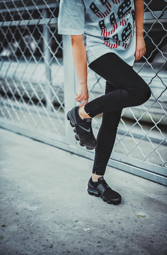 nike air vapormax se laceless triple black