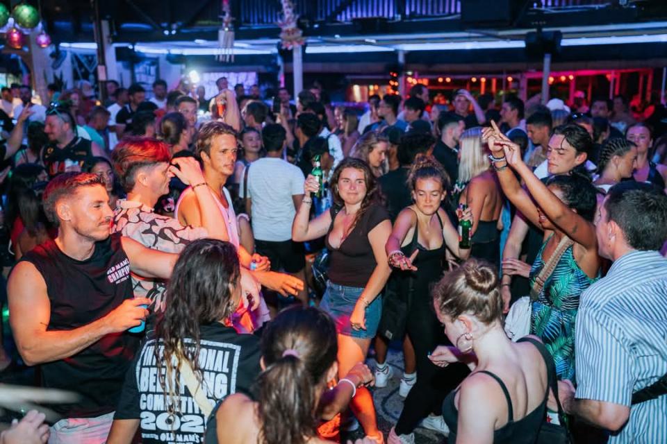 ⭐ PARTY HARD — PARTY SMART — WITH UP TO 5 FREE DRINKS! ⭐  FRIDAY 12TH DECEMBER 10.30PM ONWARDS  🔥 CRAZYFROGKL BAR ➜ CLUB NIGHT 🔥  ARISTO BAR → THE PITT KL  One Night • Two Stops • Full VIP Perks for CrazyFrogKL Guests Cover