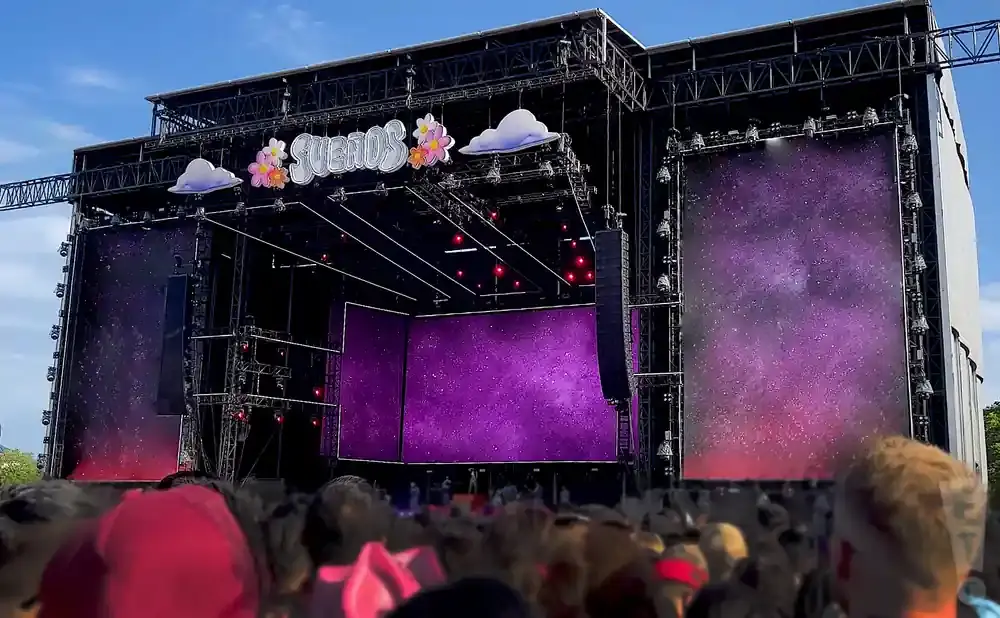 A stage at the Sueños music festival, with large purple screens displaying a starry sky.
