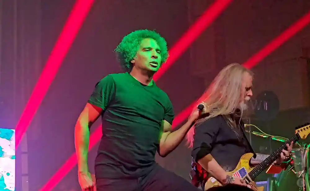 alice in chains performing on stage at tulsa