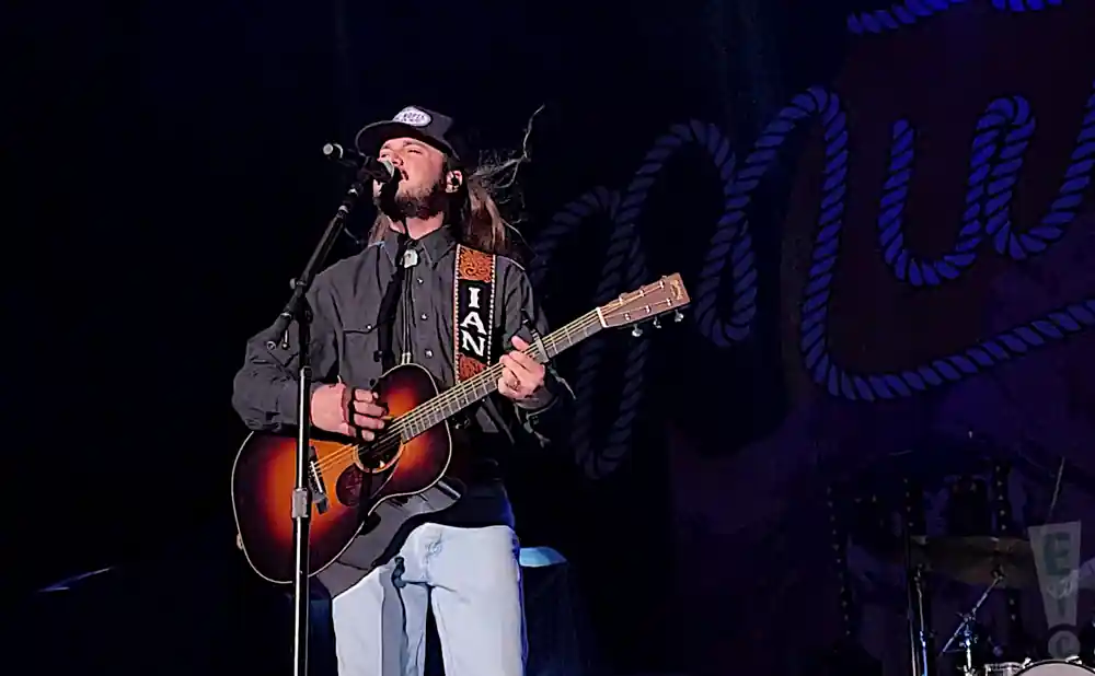 ian munsick performing at the wharf amphitheater in orange beach alabama