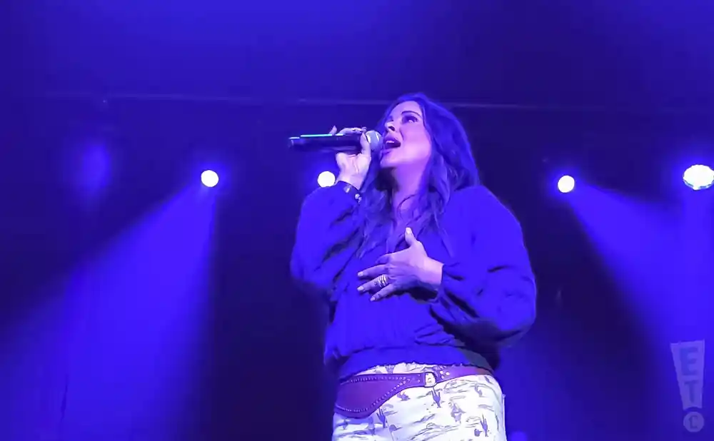 sara evans singing at the arlington music hall in arlington texas