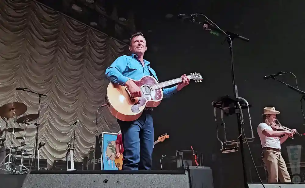 turnpike troubadours performing live at the ryman auditorium