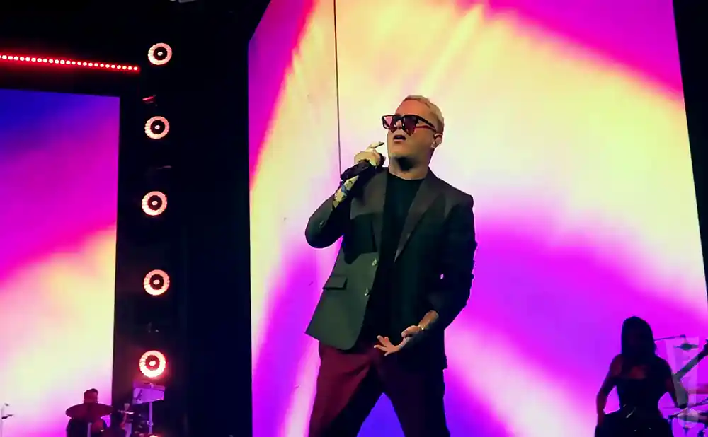 alejandro sanz performing at the movistar arena in santiago chile
