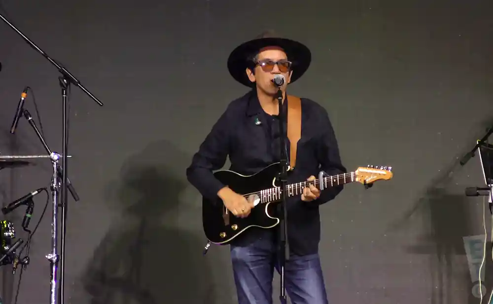 bacilos singer playing the electric guitar live