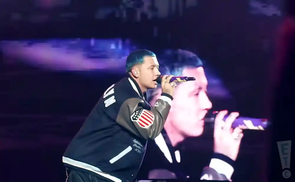 blessd singing on stage while wearing a jersey