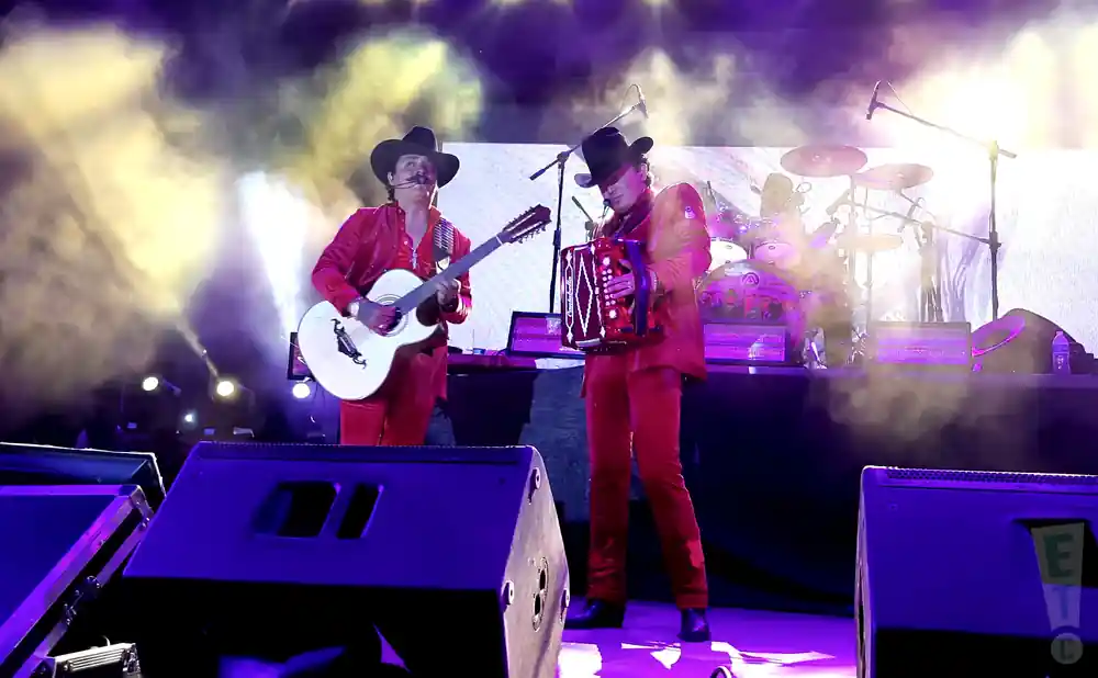 los dos carnales playing live together