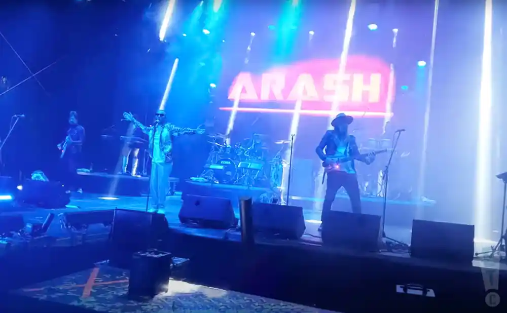 arash performing under blue lights in szeged, hungary.