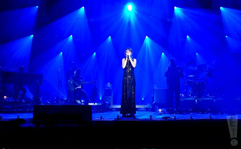 zaz singing live in munich, germany under blue lights.