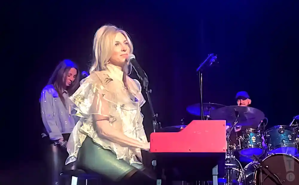 debbie gibson playing piano at the northern lights theater in milwaukee wisconsin