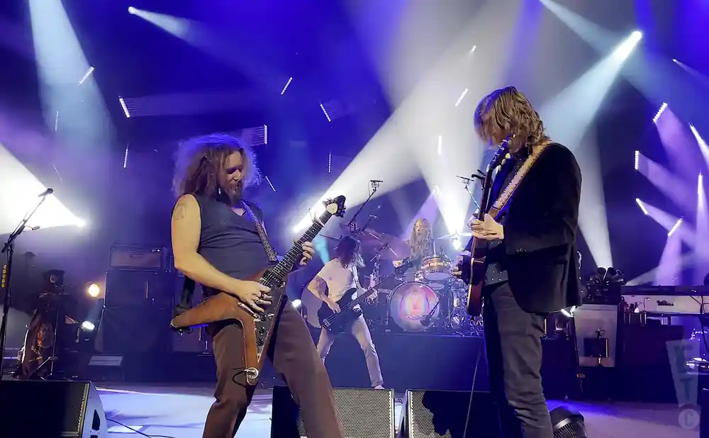 my morning jacket guitarists rocking out on stage together