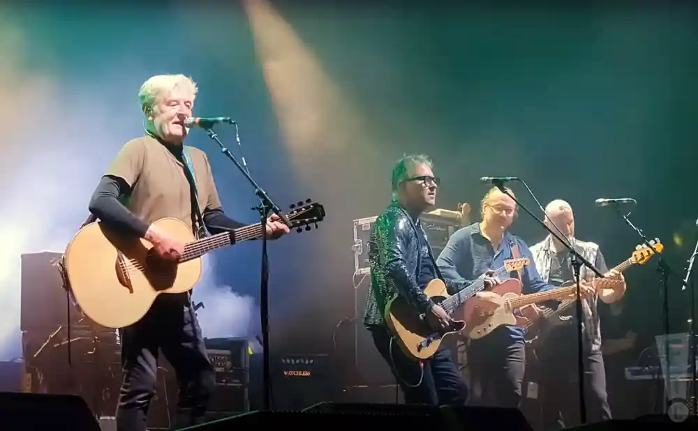 the irish band saw doctors performing live at the glastonbury festival