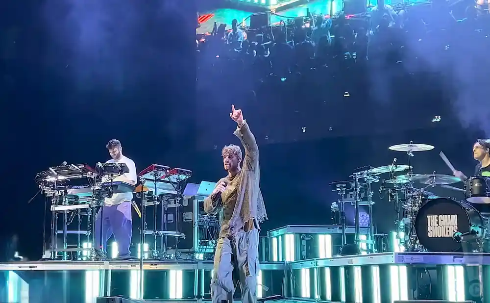 the chainsmokers performing live at the kiss concert