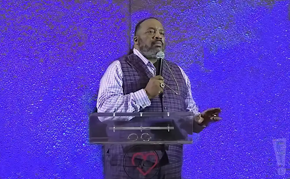 marvin sapp singing in front of blue backdrop at the new zion temple church in hammond indiana