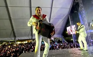 marca registrada's accordionist playing the accordion live in all white