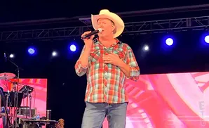tracy lawrence singing live at the 440 foundry pavilion in athens georgia