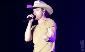 dustin lynch singing live while wearing a cowboy hat
