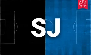 a san jose earthquakes soccer player dribling 