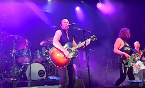 kip moore singing and playing the guitar live on stage