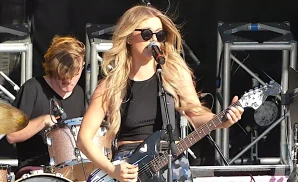 a picture of lindsay ell performing on stage at the country thunder festival in twin lakes wisconsin