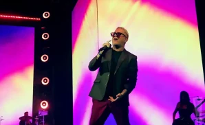 alejandro sanz performing at the movistar arena in santiago chile