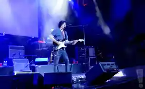 caifanes singing and playing the electric guitar live.
