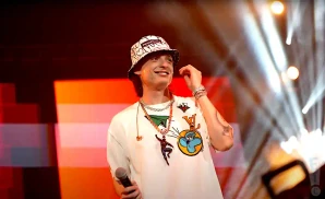 peso pluma on stage smiling at the crowd at the toyota arena in ontario california