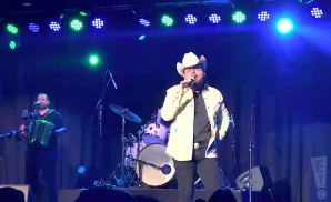 roberto tapia singing live with a white cowboy hat on