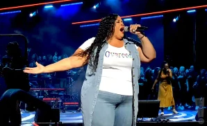 tamela mann singing on stage on the kingdom nights tour 2022.