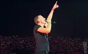 coldplay singer singing live in são paulo, brazil.