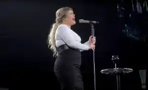 kelly clarkson live at the gila river arena in glendale, arizona.