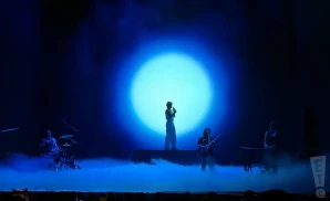 benson boone singing on stage in the rain