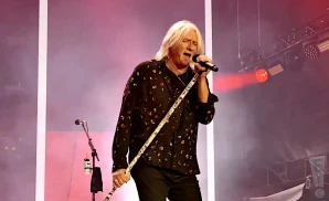 def leppard's lead singer singing at the oracle park in san francisco california