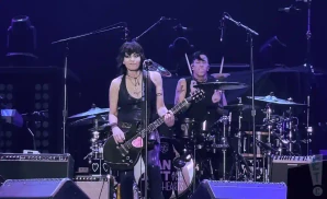 joan jett playing a black electric guitar