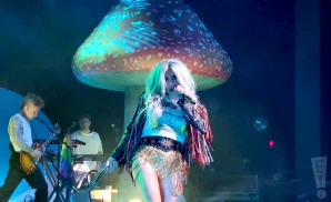 a picture of kesha performing on stage at the toyota oakdale theatre in wallingford connecticut