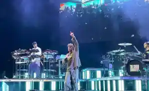 the chainsmokers performing live at the kiss concert