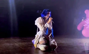 ashnikko on her knees rapping at the house of blues in chicago illinois