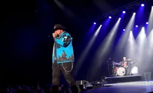 struggle jennings singing on stage in black and blue jacket