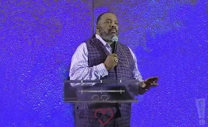 marvin sapp singing in front of blue backdrop at the new zion temple church in hammond indiana