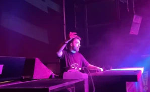 oliver heldens djing live in magenta light