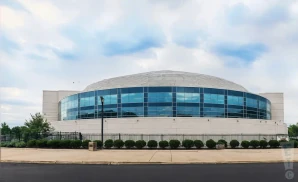 an exterior picture of the mohegan sun arena at casey plaza during a cloudy day