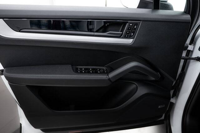 2024 Cayenne picture #17