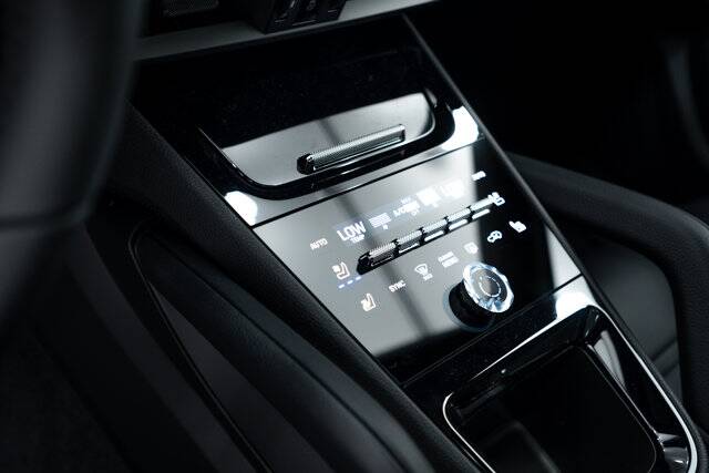 2025 Cayenne picture #17